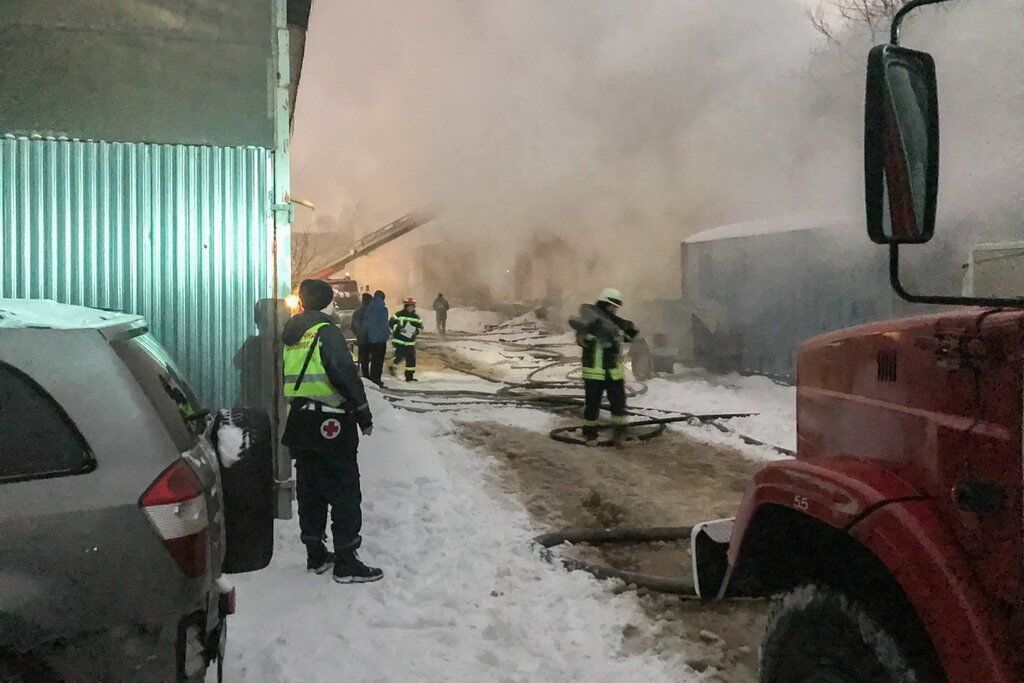 У Києві масштабна пожежа охопила завод: подробиці та відео