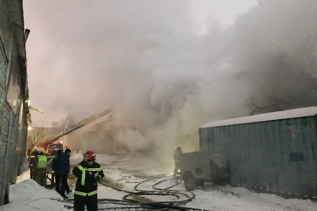 В Киеве масштабный пожар охватил завод: подробности и видео