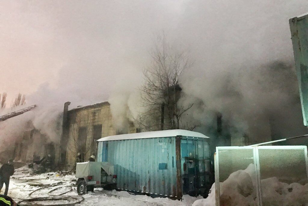 В Киеве масштабный пожар охватил завод: подробности и видео