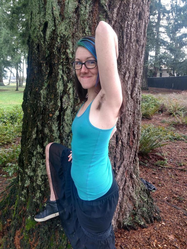 Дівчина заради хлопця перестала голити волосся