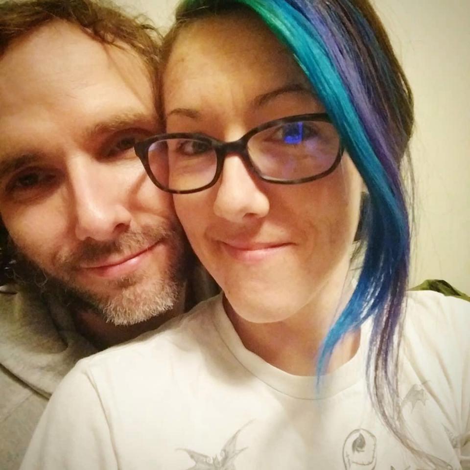 Дівчина заради хлопця перестала голити волосся