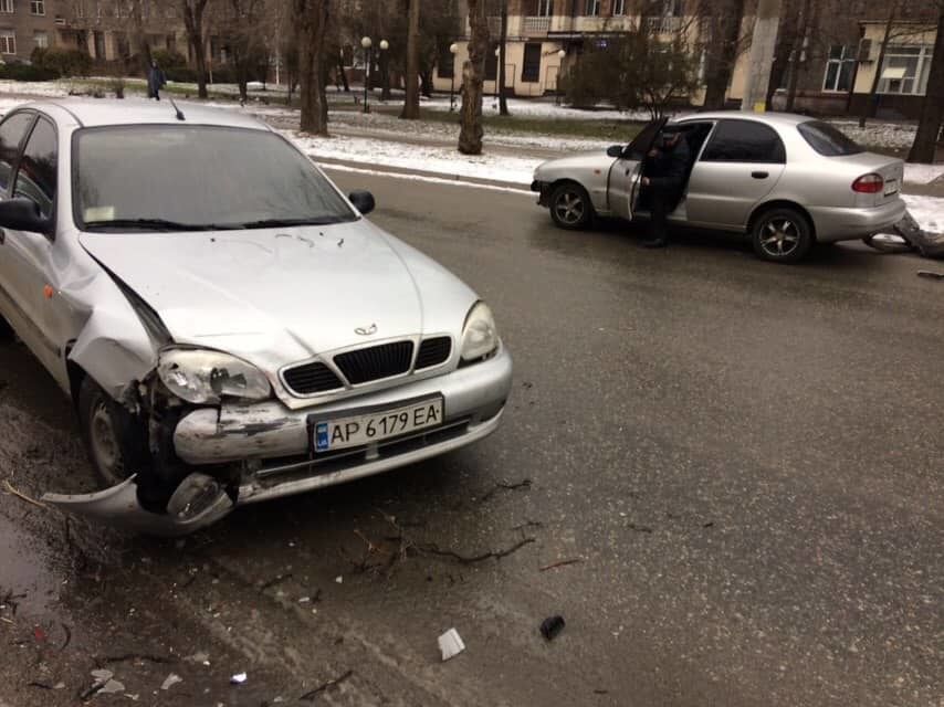 В центре Запорожья столкнулись три автомобиля