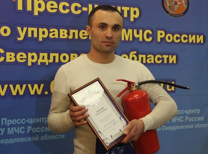 ''Еще бы гроб вручили'': россиян разозлил подарок герою, спасшему детей из пожара