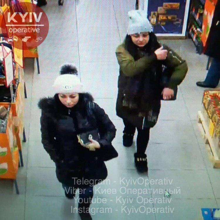 В популярном ТРЦ Киева засекли банду воровок: опубликованы фото
