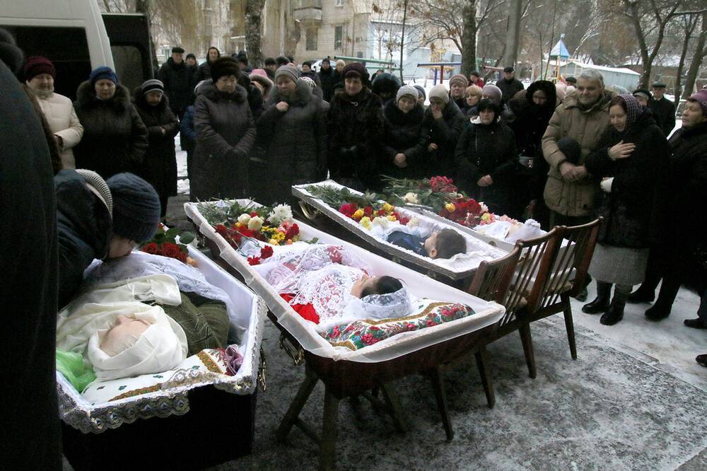 ''Что за ирод вас погубил?!'' В Виннице похоронили убитых под Новый год детей и женщин. Фото и видео 18+