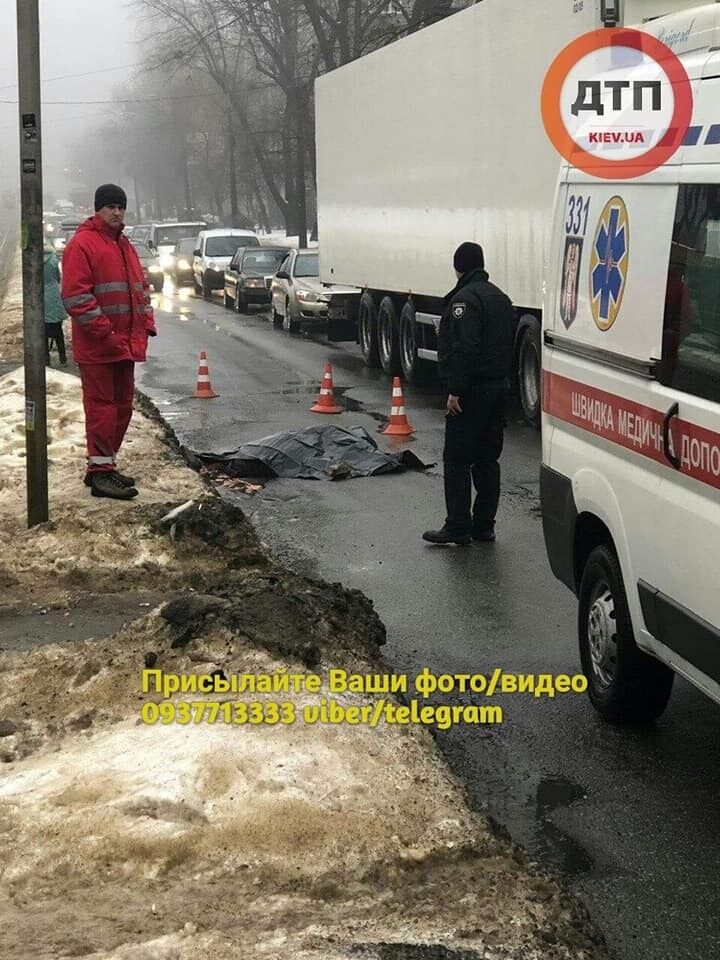 У Києві фура насмерть збила жінку і зникла: введено план-перехоплення