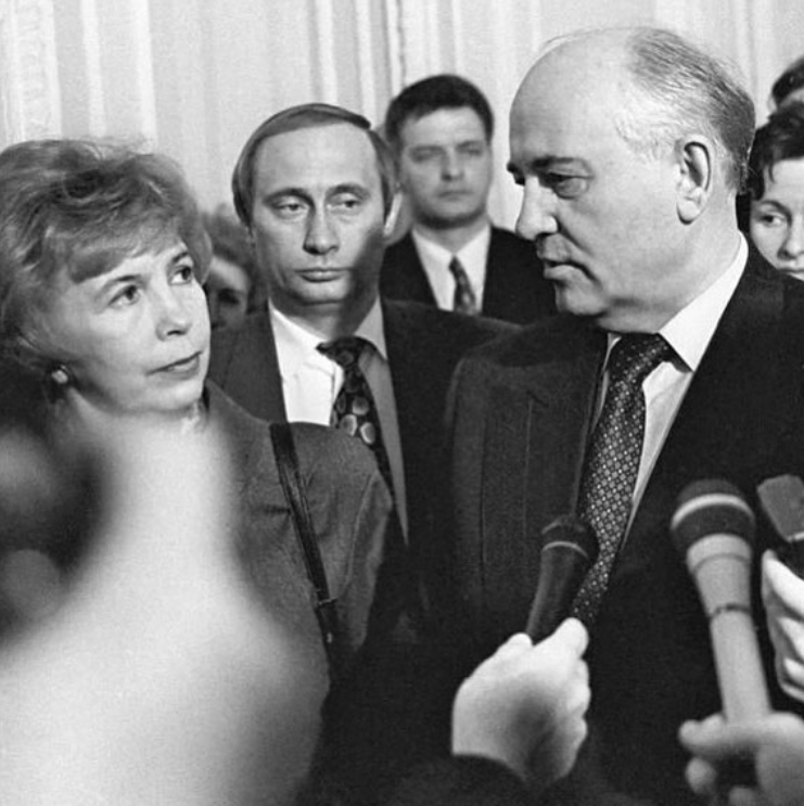 ''Виростив шавку'': росіян розлютив знімок Путіна з Горбачовим