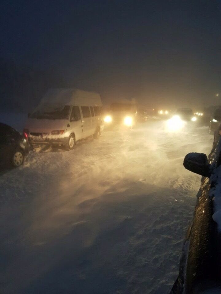 Накрило десятки машин: у Криму зійшла потужна лавина