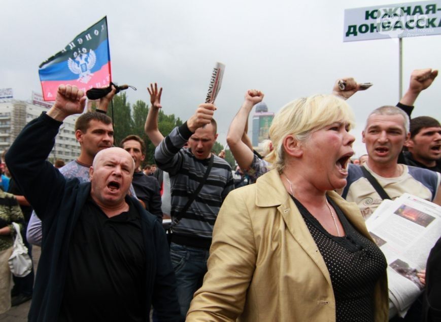 ''Вопросы к России'': эксперт объяснил, как оккупанты обманывают жителей Донбасса