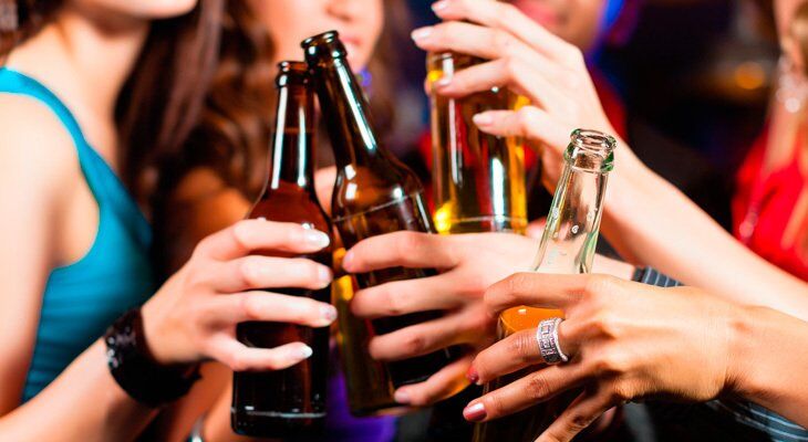 Почему подростков тянет к алкоголю