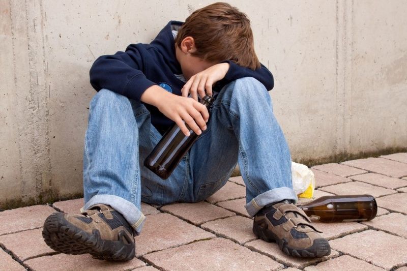 Чому підлітків тягне до алкоголю