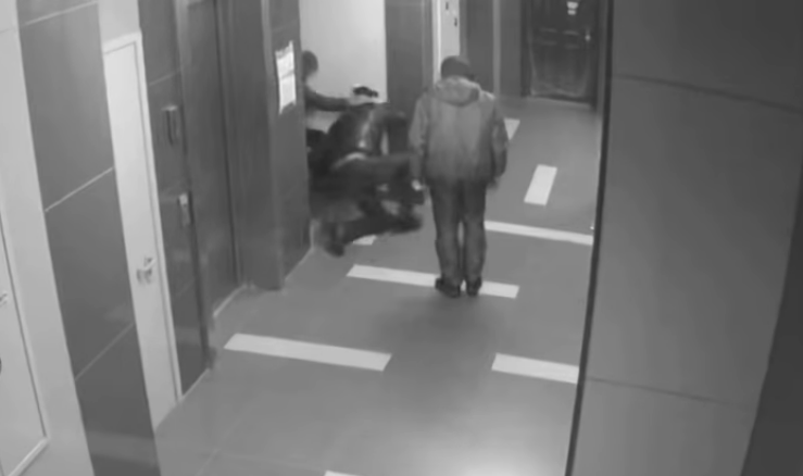 У Києві з бійкою затримали квартирного злодія. Відео