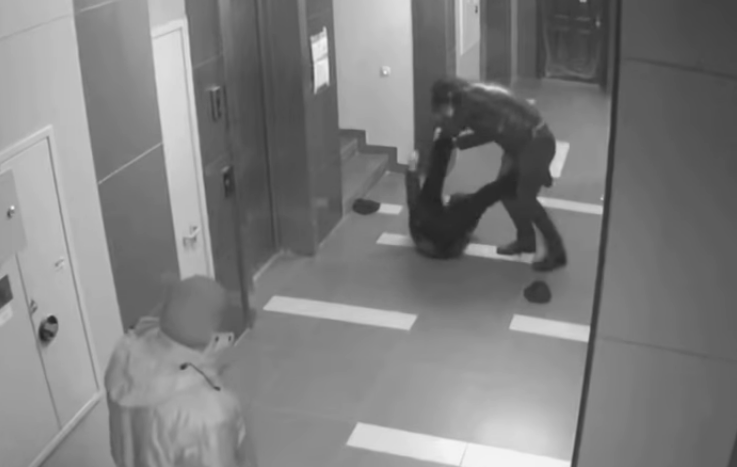 У Києві мешканці багатоповерхівки з бійкою затримали квартирного злодія, а поліція відпустила. Відео