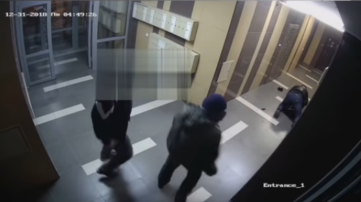 У Києві з бійкою затримали квартирного злодія. Відео