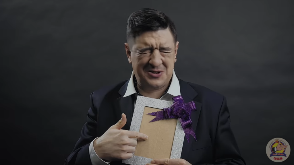 Мужики рыдают: в России сняли пародию на хит KAZKA ''Плакала''