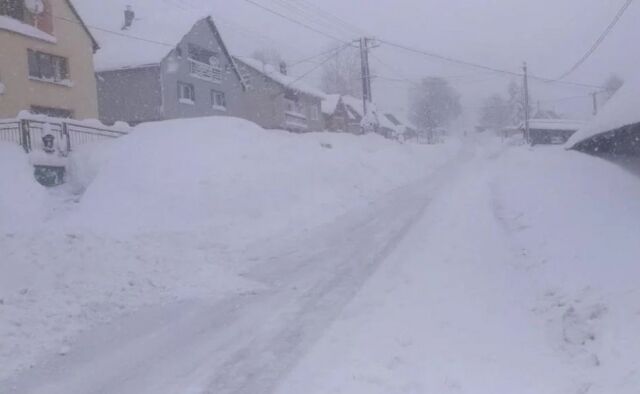 Сусідню з Україною країну завалило снігом: фото і відео
