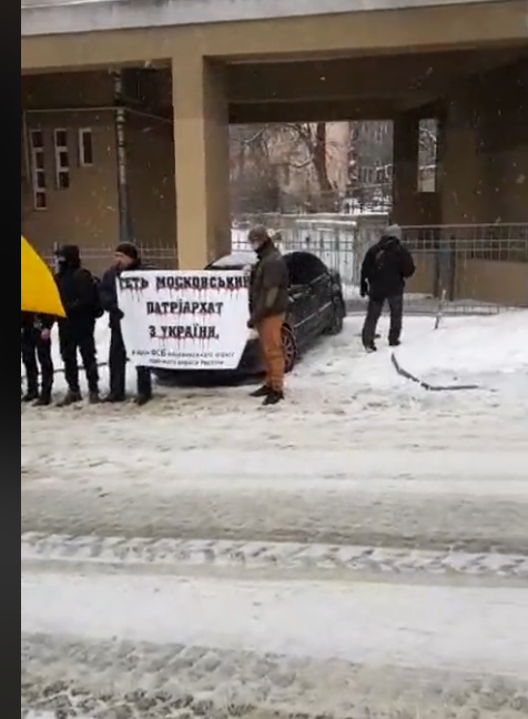 ''Долой захватчиков в рясах'': во Львове вышли против УПЦ МП