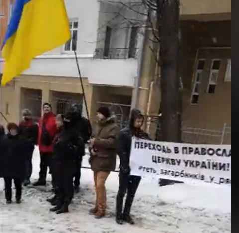 ''Долой захватчиков в рясах'': во Львове вышли против УПЦ МП