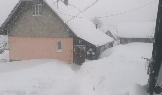 Сусідню з Україною країну завалило снігом: фото і відео