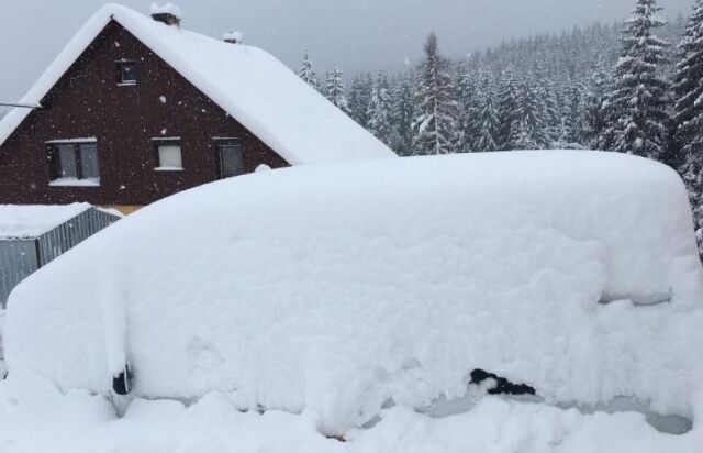 Соседнюю с Украиной страну завалило снегом: фото и видео