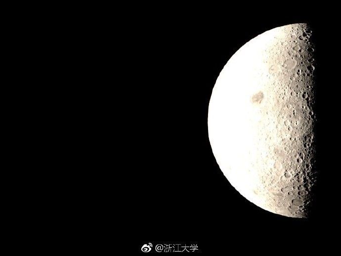 На зворотному боці Місяця: з'явилися унікальні фото з космосу