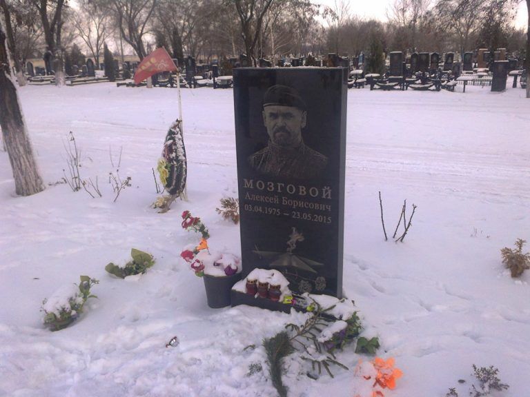 На Донбассе показали могилы соратников экс-главаря ''ЛНР''