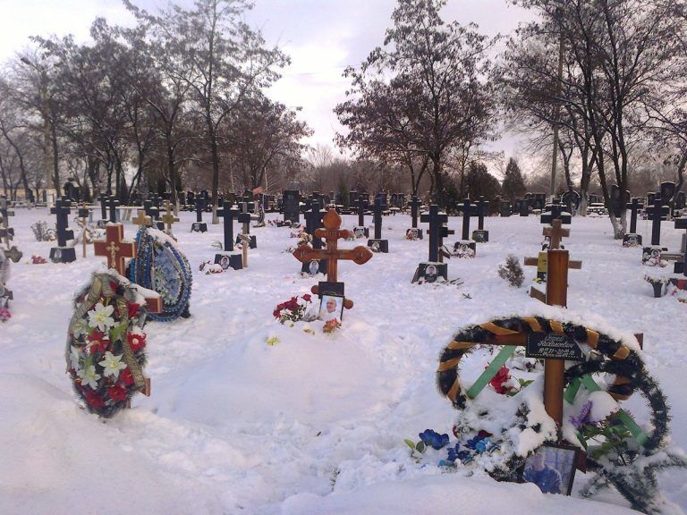 На Донбассе показали могилы соратников экс-главаря ''ЛНР''