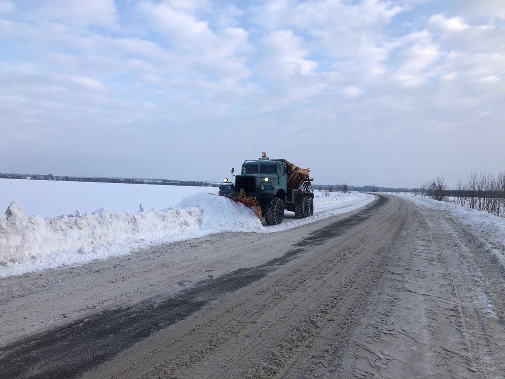 Україну засипало снігом: що відбувається на дорогах