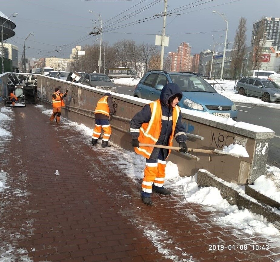 На дорогах та тротуарах Києва чергує 384 одиниці снігоприбиральної техніки - КМДА