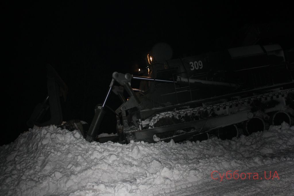 В Запорожской области сотни людей попали в снежный плен на трассах