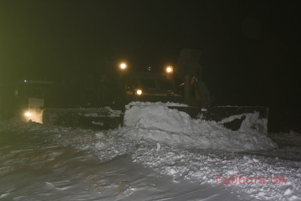 В Запорожской области сотни людей попали в снежный плен на трассах