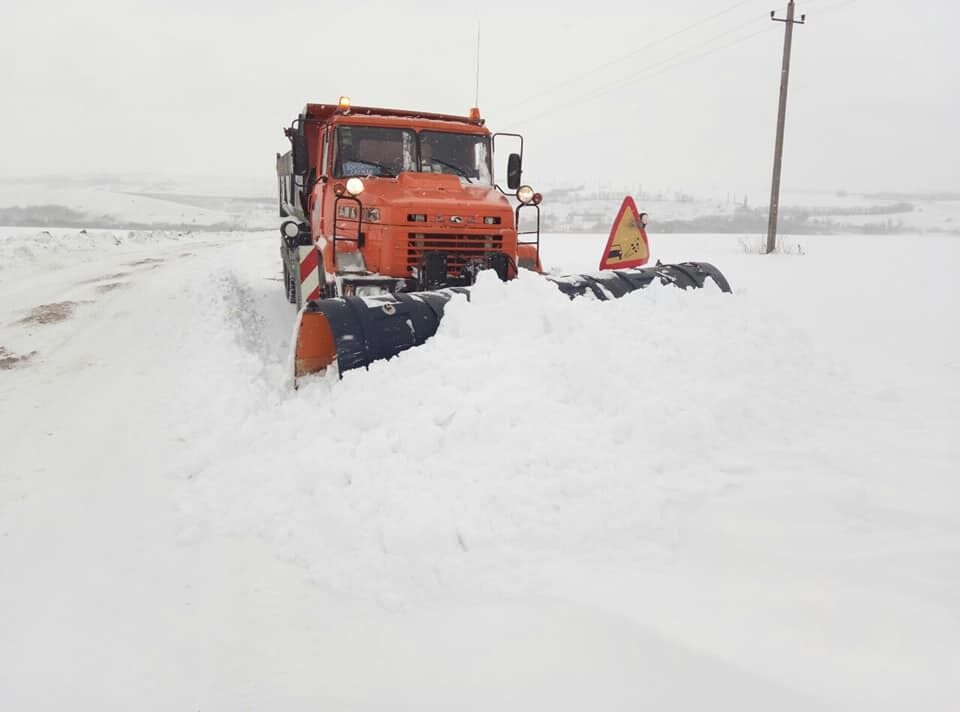 Украину засыпало снегом: что происходит на дорогах 