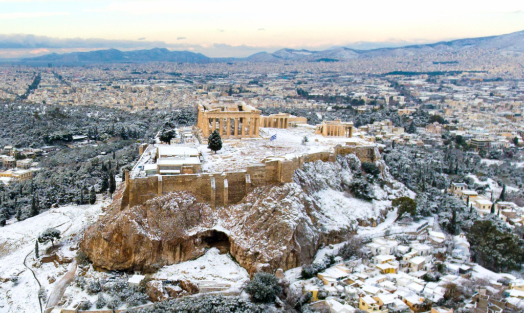 Рекордный снегопад впервые за зиму накрыл Грецию: поразительные фото и видео