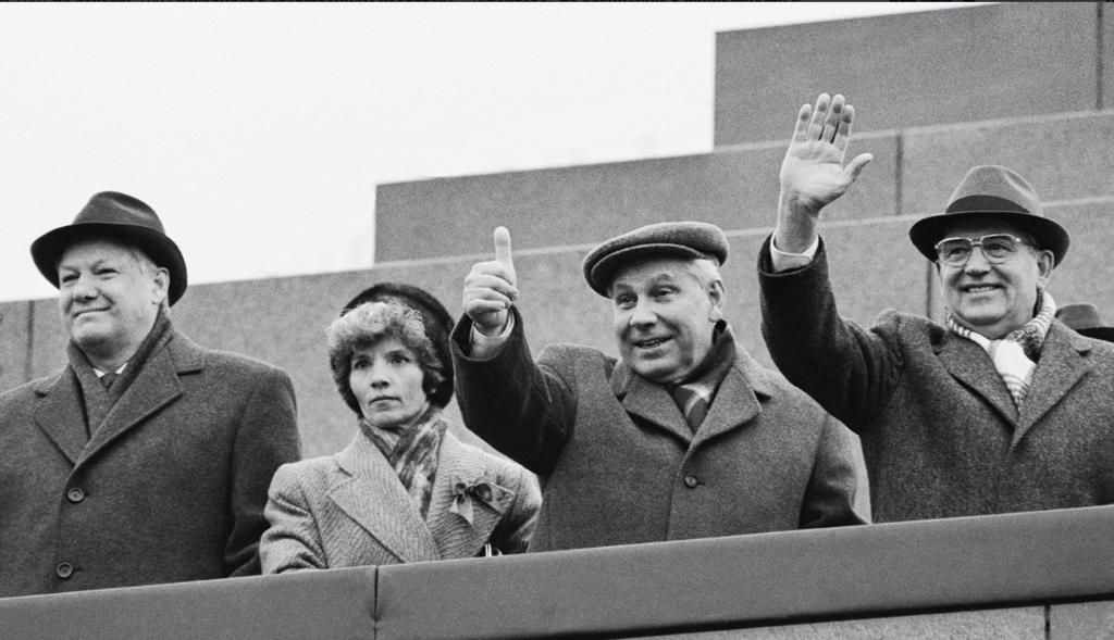 Борис Єльцин, Олександра Бірюкова, Анатолій Лук'янов (другий праворуч) та Михайло Горбачов