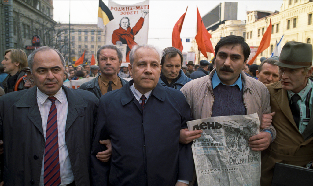 Анатолий Лукьянов (в центре), 1993 год