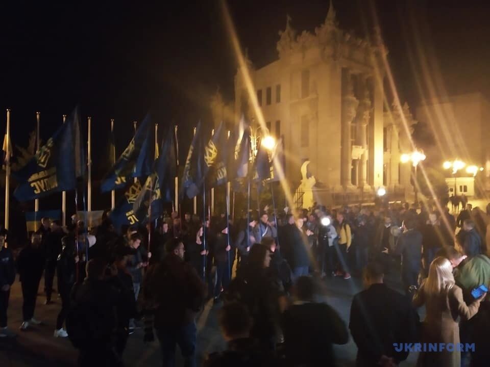 "Ні капітуляції!" Зеленському влаштували протест