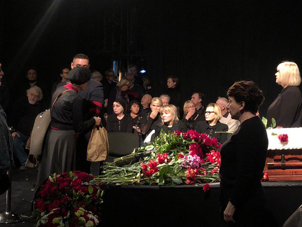 У першому ряду (зліва) - донька Олександра Захарова