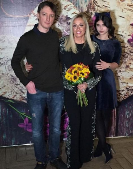 Наталья Гулькина с сыном и дочерью