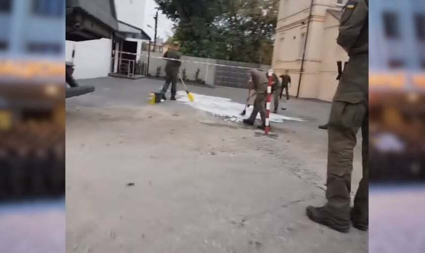 Розгрібають помиї і віджимаються в протигазах: у мережу потрапили кадри знущань у престижному військовому виші України