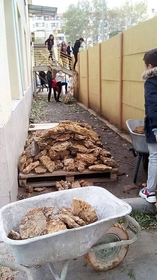 В Одесі школярів змусили тягати каміння