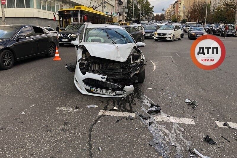 В Киеве "скорая" попала в жуткое ДТП