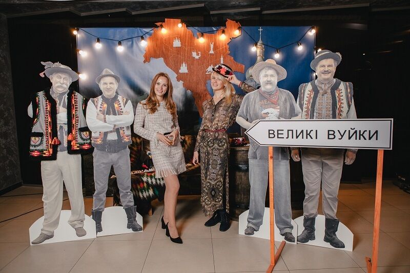 Украинские звезды и гуцульские развлечения: как прошел допремьерный показ самой ожидаемой комедии осени "Великі Вуйки" на "1+1"