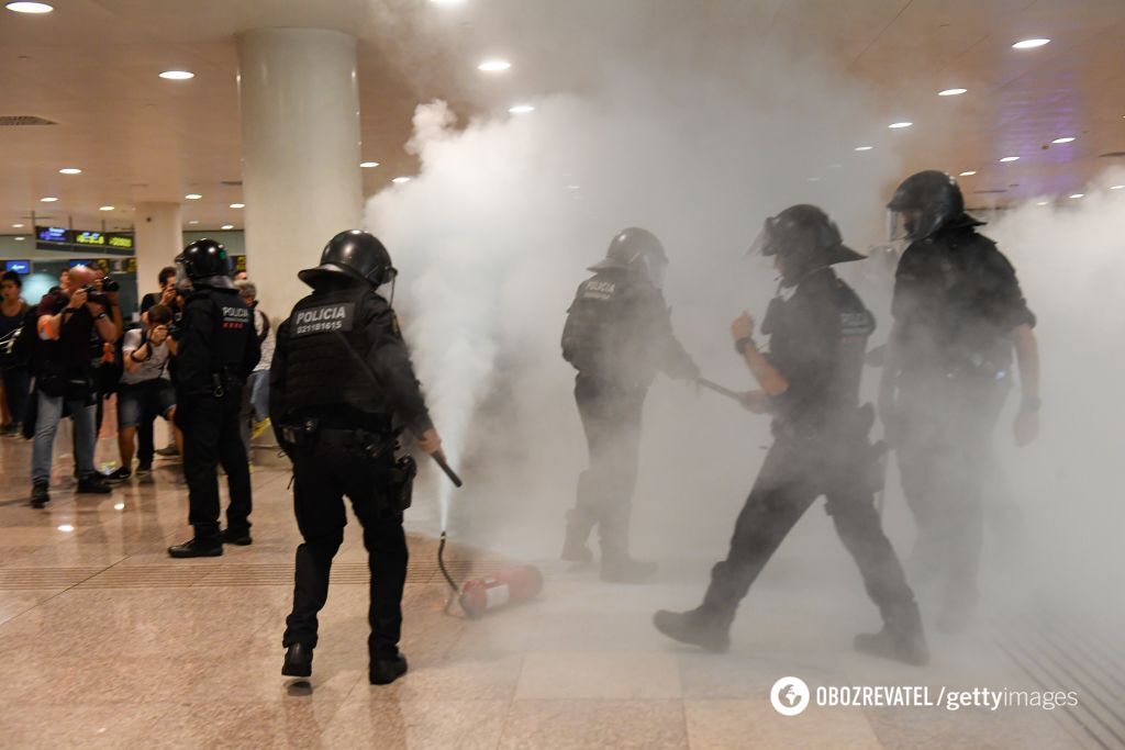 Барселону охватили массовые протесты: демонстранты заблокировали аэропорт