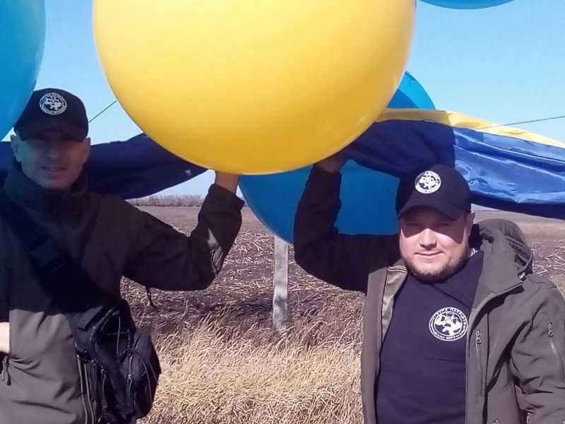 Над Донецком запустили флаг Украины