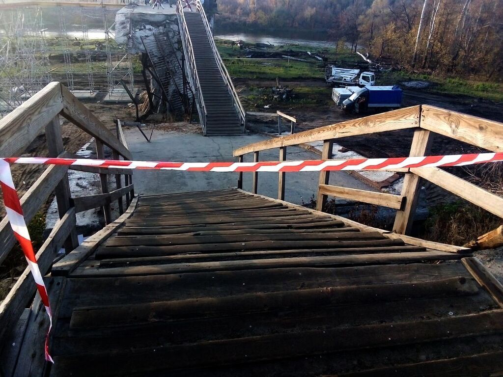 В Станице Луганской активно восстанавливают разрушенный мост