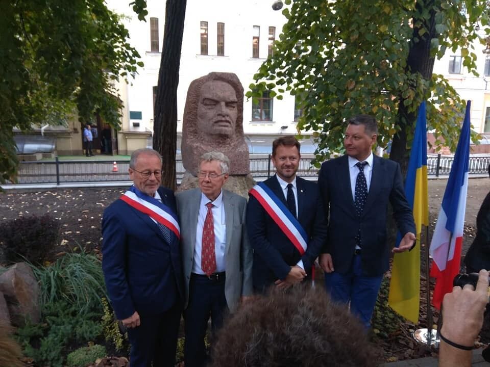 Пам'ятник Бальзаку, який встановили в Києві