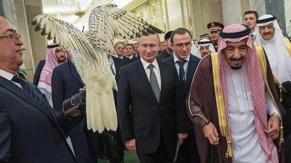Путин подарил кречета королю Саудовской Аравии
