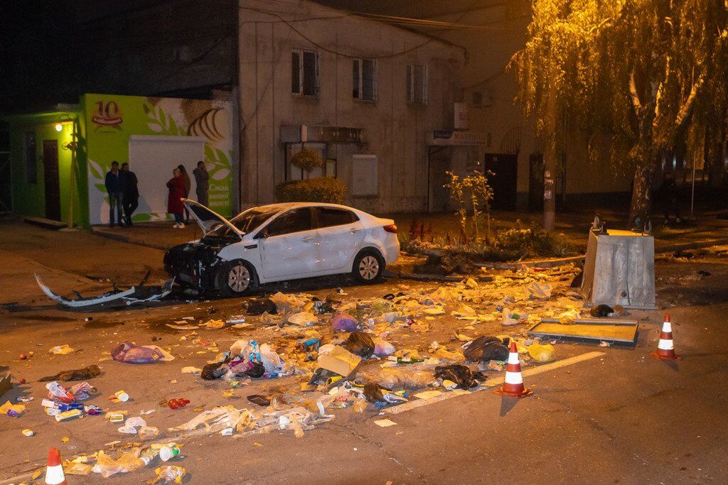 Влетел в мусорник и перевернулся: в Днепре произошло "грязное" ДТП. Видео