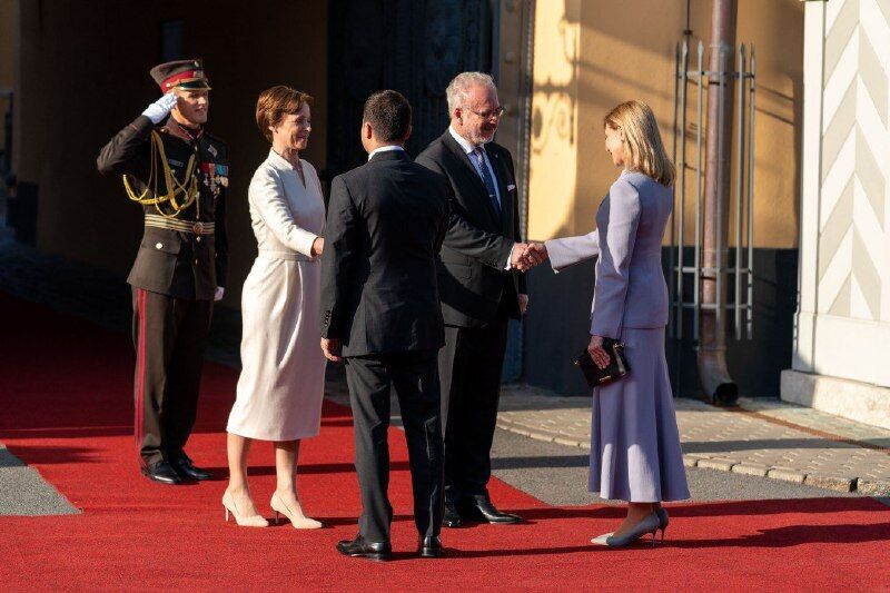 Елена Зеленская в элегантном костюме