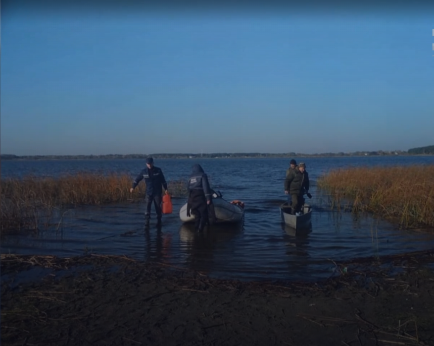 Шукає вся міськрада: український чиновник рятував друзів на озері, але не зміг доплисти до берега
